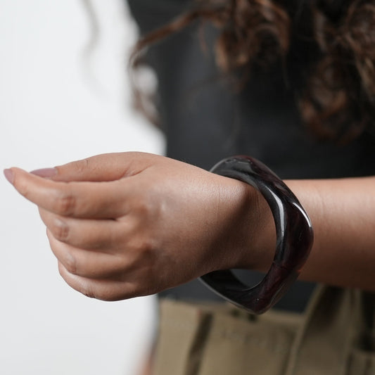 Girl wearing a bangle and holding a tote bag by Marc Jacobs going for shopping with her friends - bangle by Adiva Jewelry