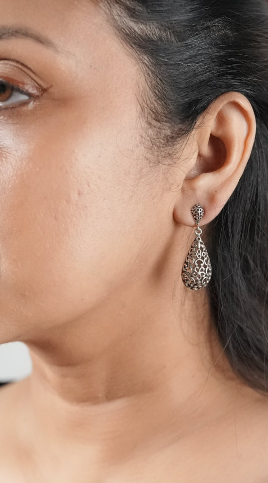 Woman wearing a dangler earring in oxidized silver by Adiva Jewelry that can be worn with both Indian and western outfits