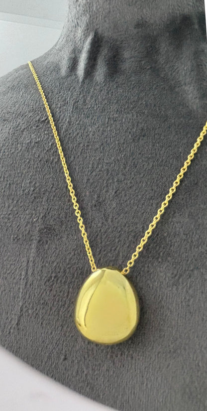 Gold-toned sterling silver pendant with intricate detailing – handcrafted sustainable fashion jewelry by Adiva Jewelry, perfect for everyday wear, affordable luxury, and is a great gifting idea for your special ones. 