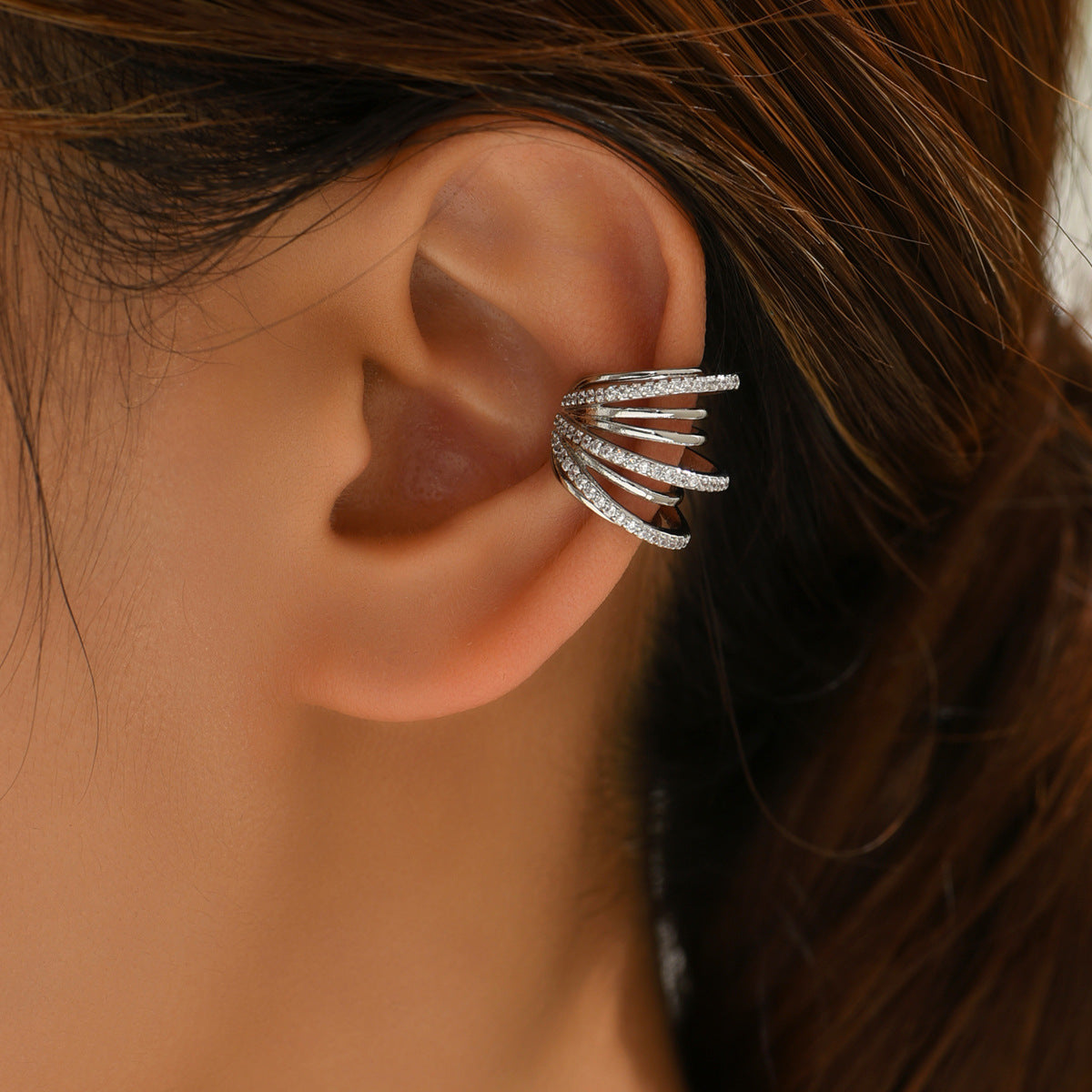 A young girl in her 20s wearing a rhodium plated ear cuff of Adiva Jewelry in one ear 