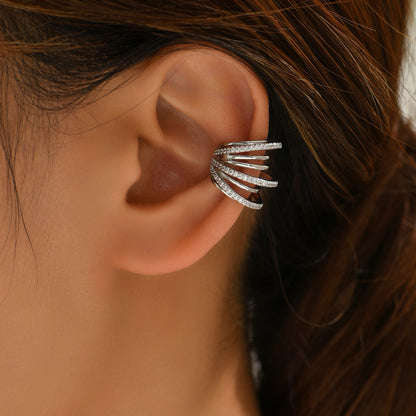 A young girl in her 20s wearing a rhodium plated ear cuff of Adiva Jewelry in one ear 